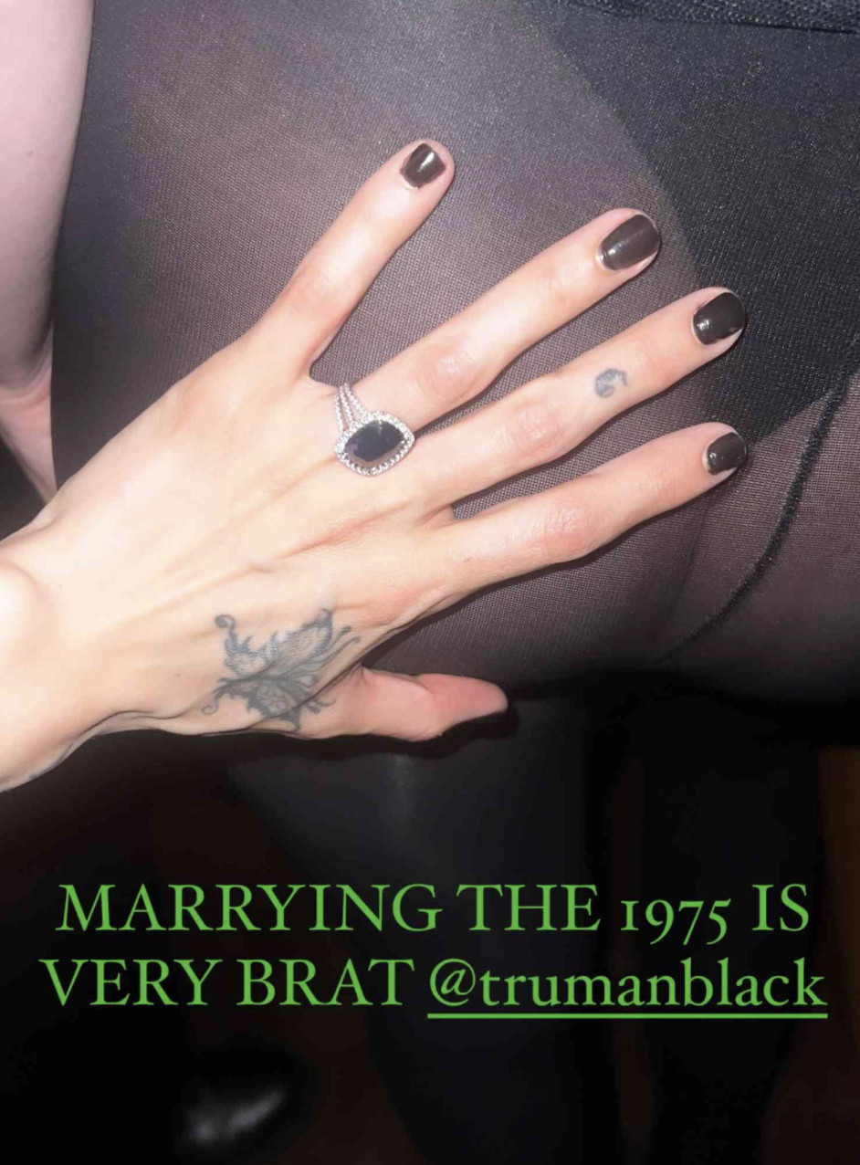 Мэттью Хили обручился