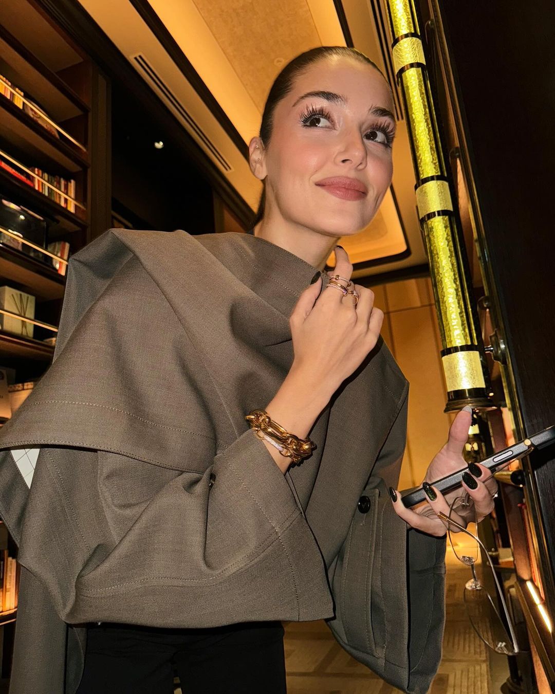 Қынаптың кіре берісінде жарықшақ бар Онлайн смотреть онлайн