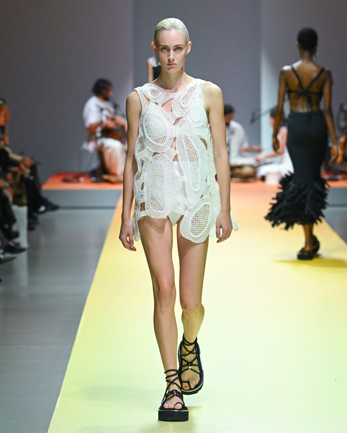 первый день Недели моды в Париже