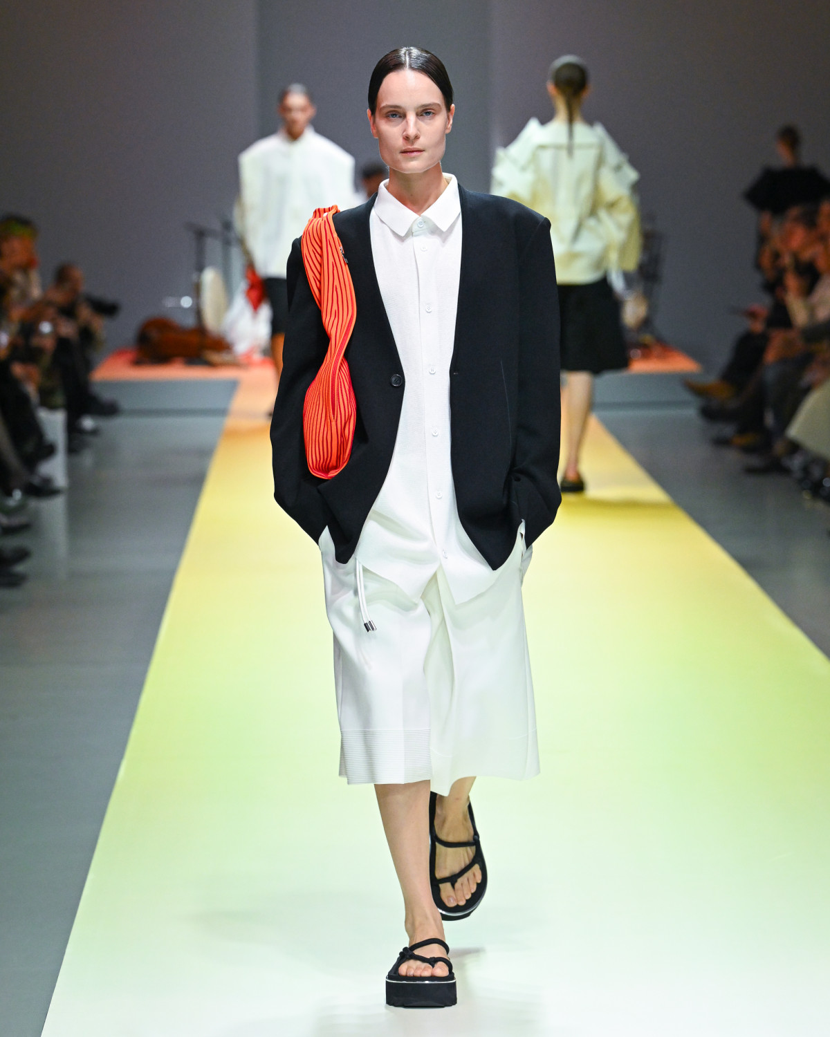 первый день Недели моды в Париже