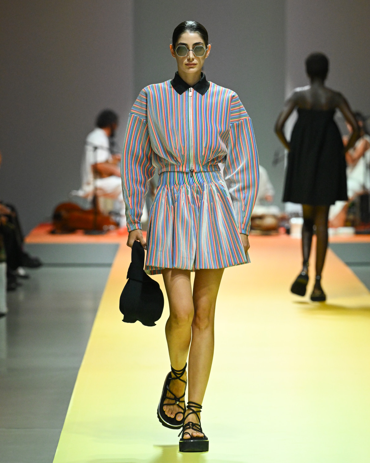 первый день Недели моды в Париже