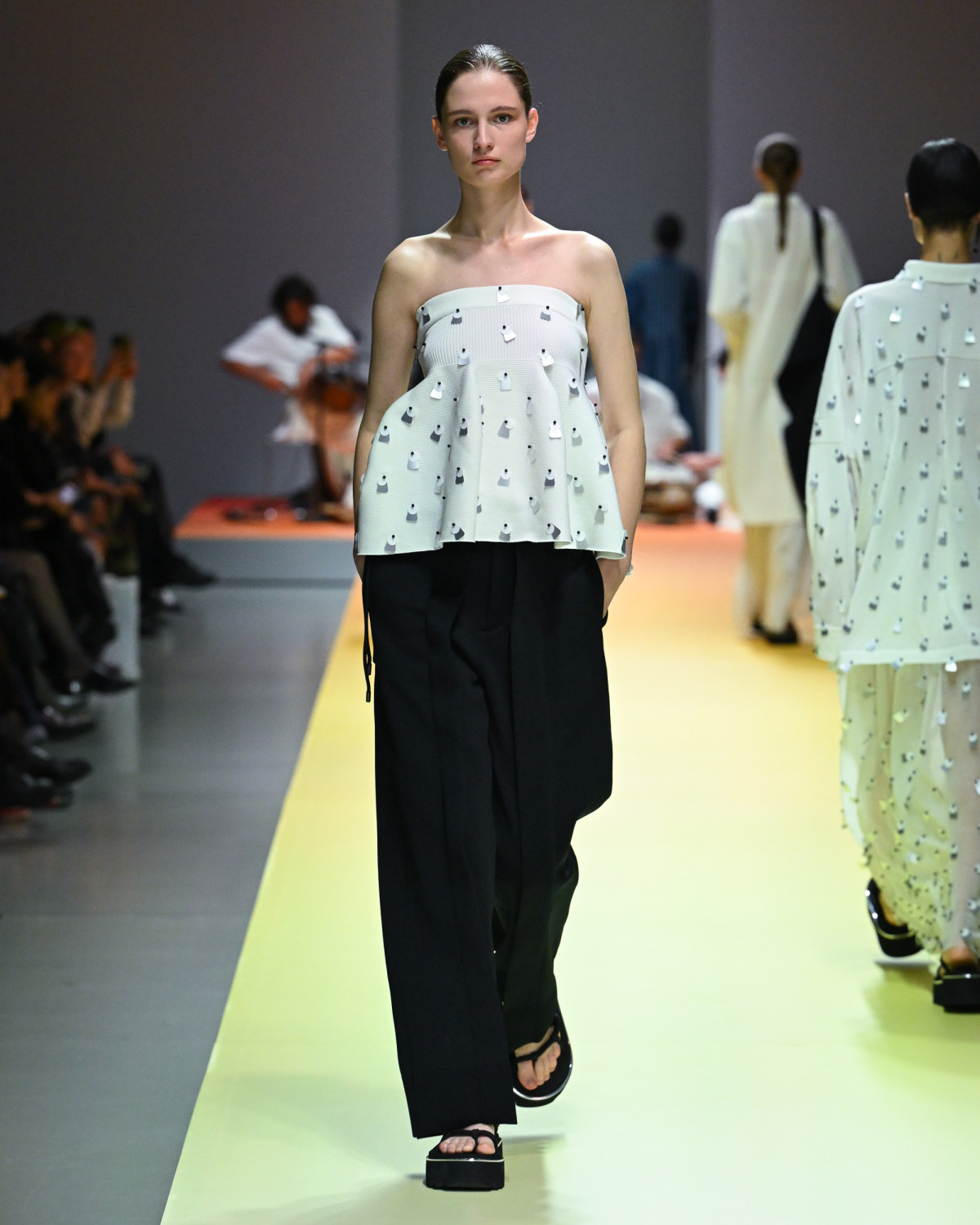 первый день Недели моды в Париже