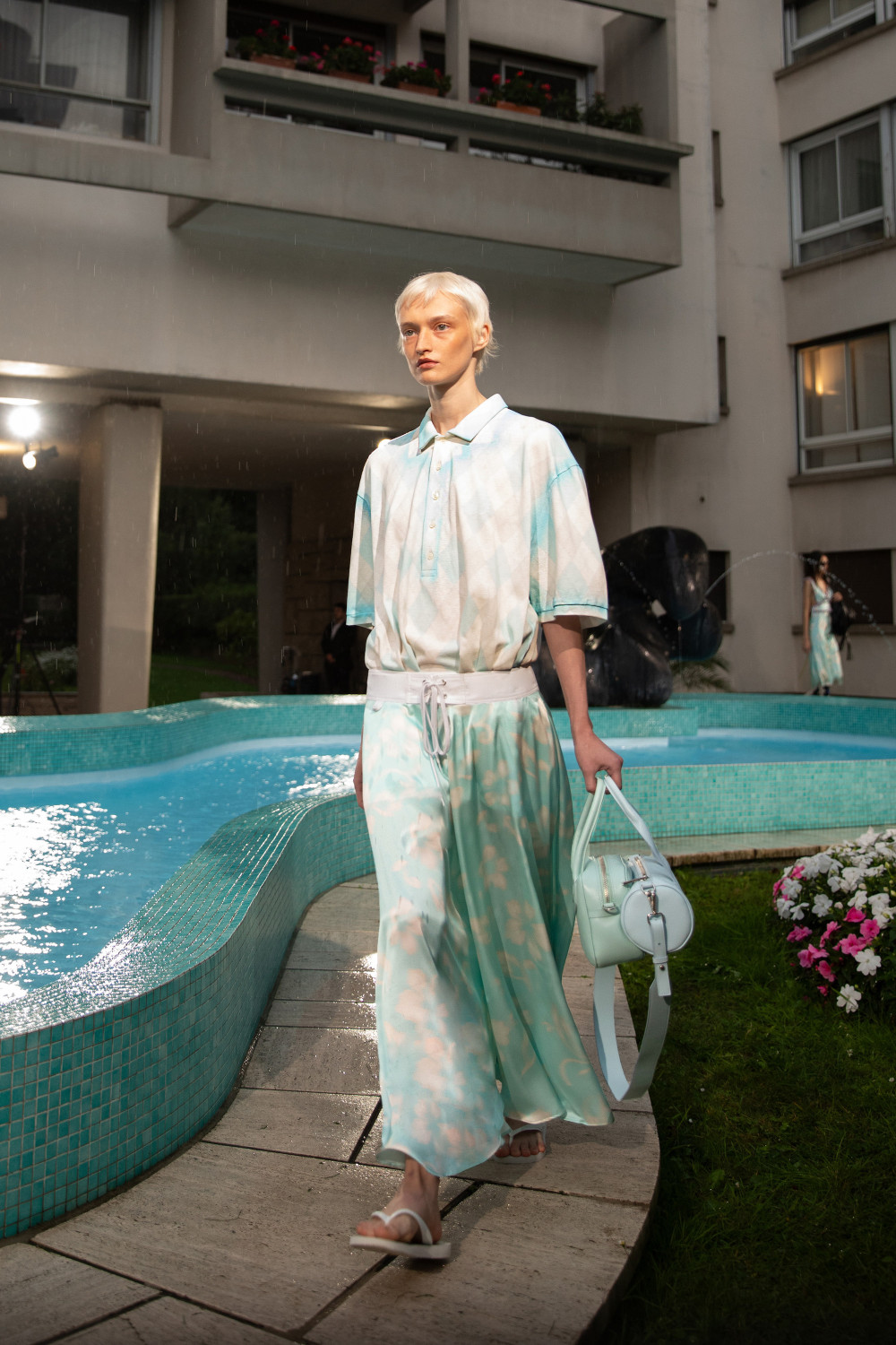 первый день Недели моды в Париже