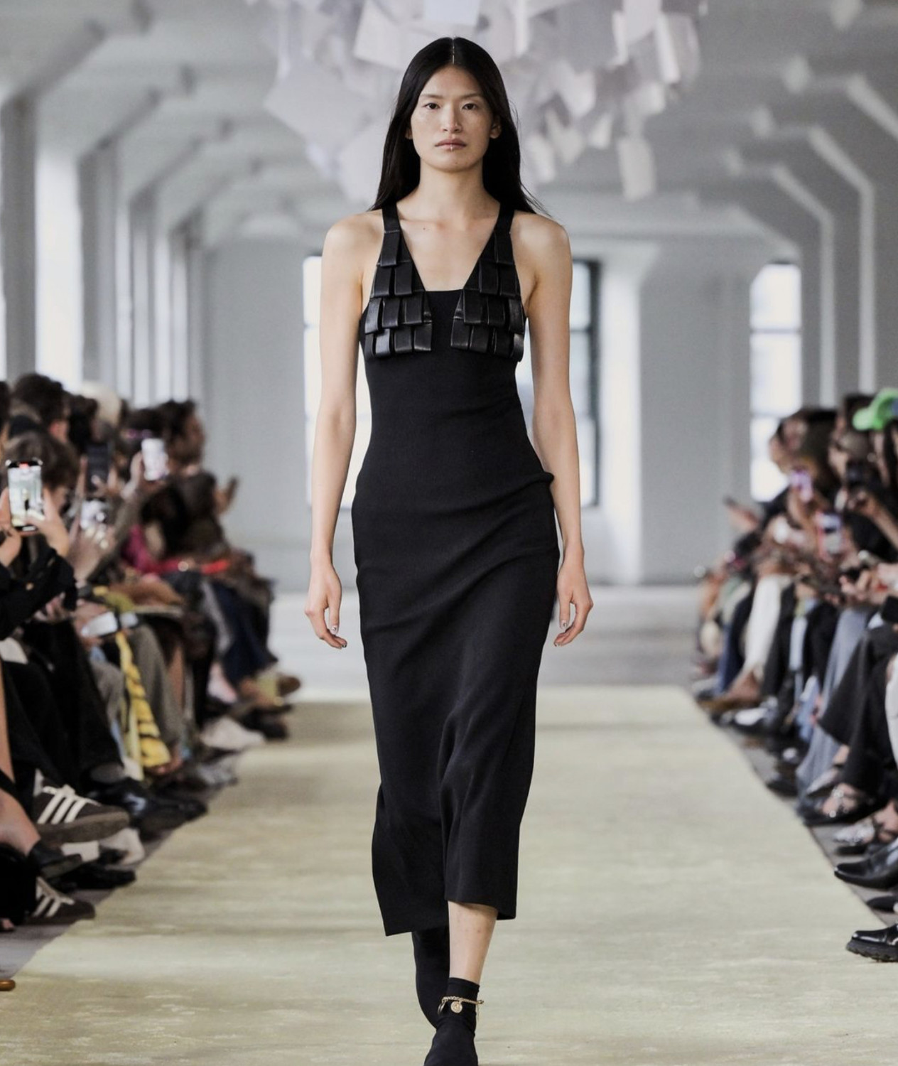 показ Nanushka SS 2025