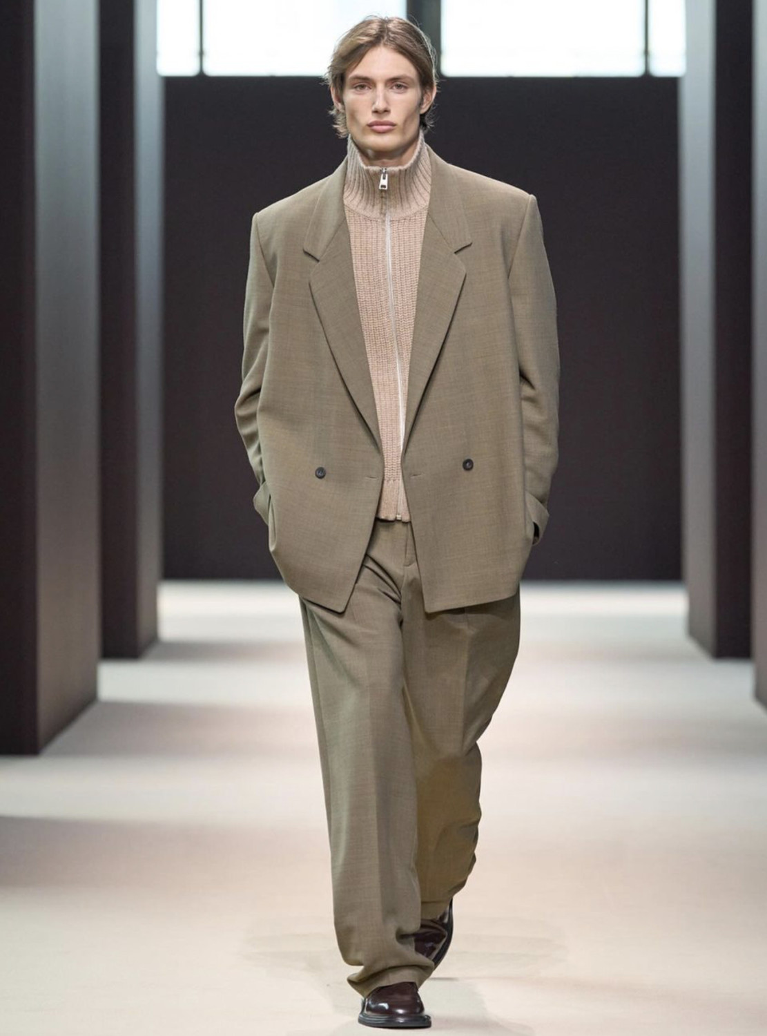 Toteme COS Неделя моды SS 2025