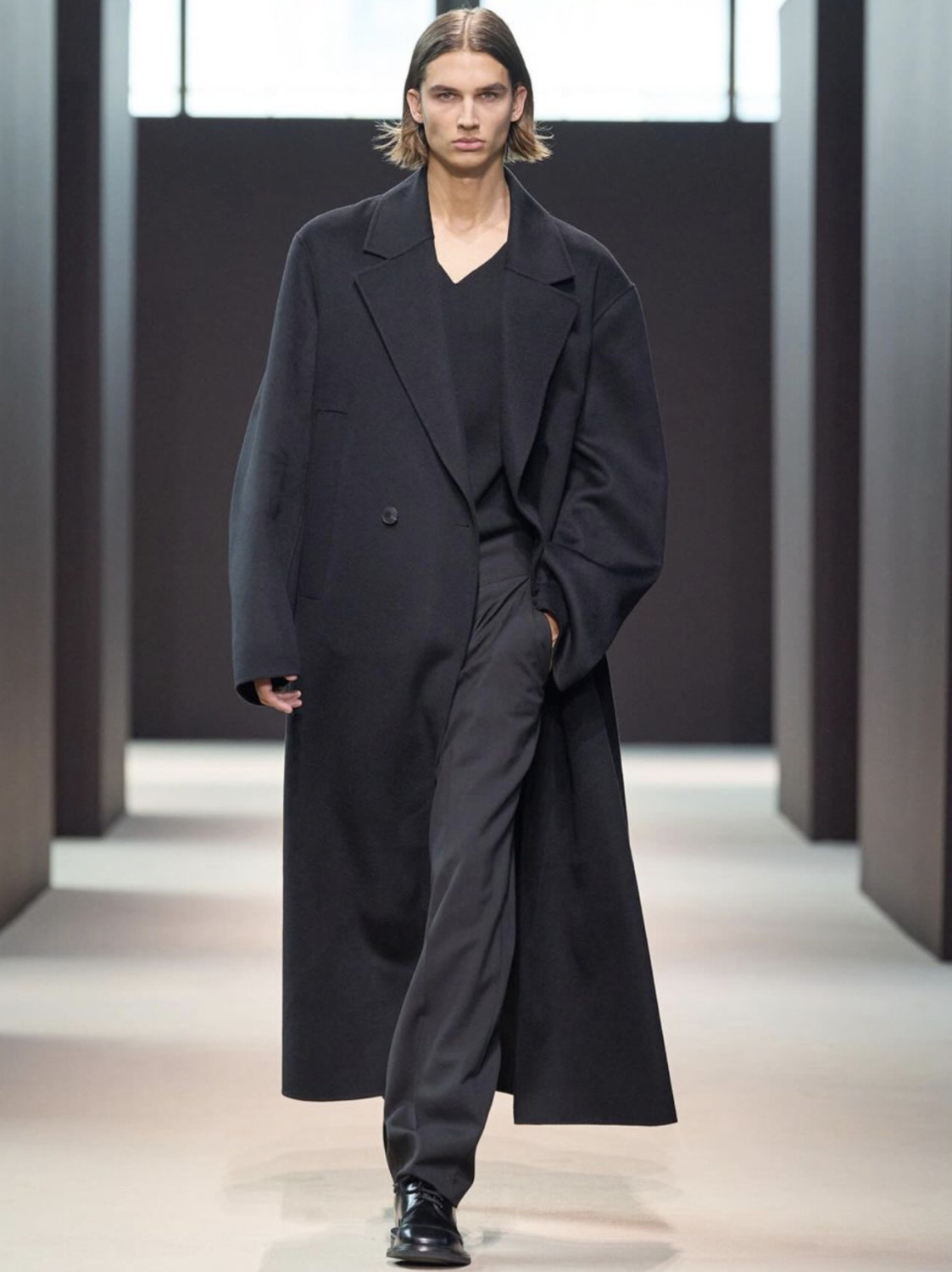 Toteme COS Неделя моды SS 2025