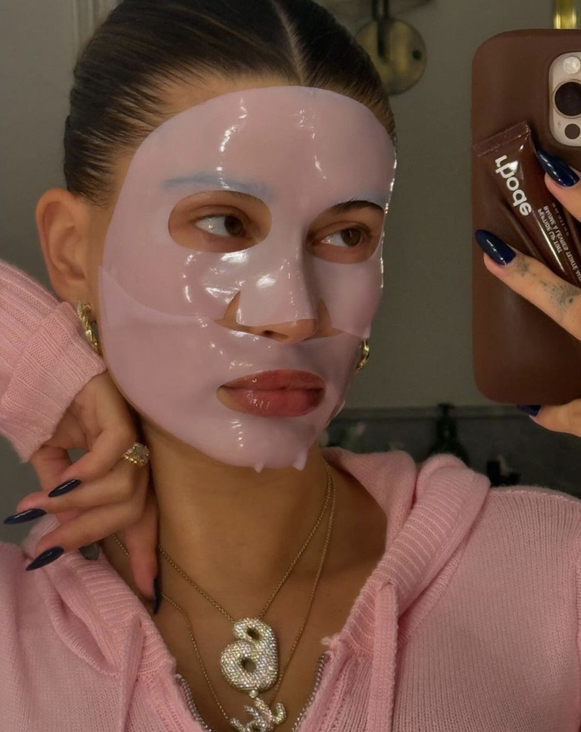 Хейли Бибер колье посвященное сыну