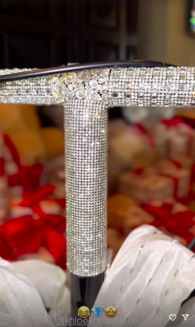 Ким Кардашьян подарок скутер