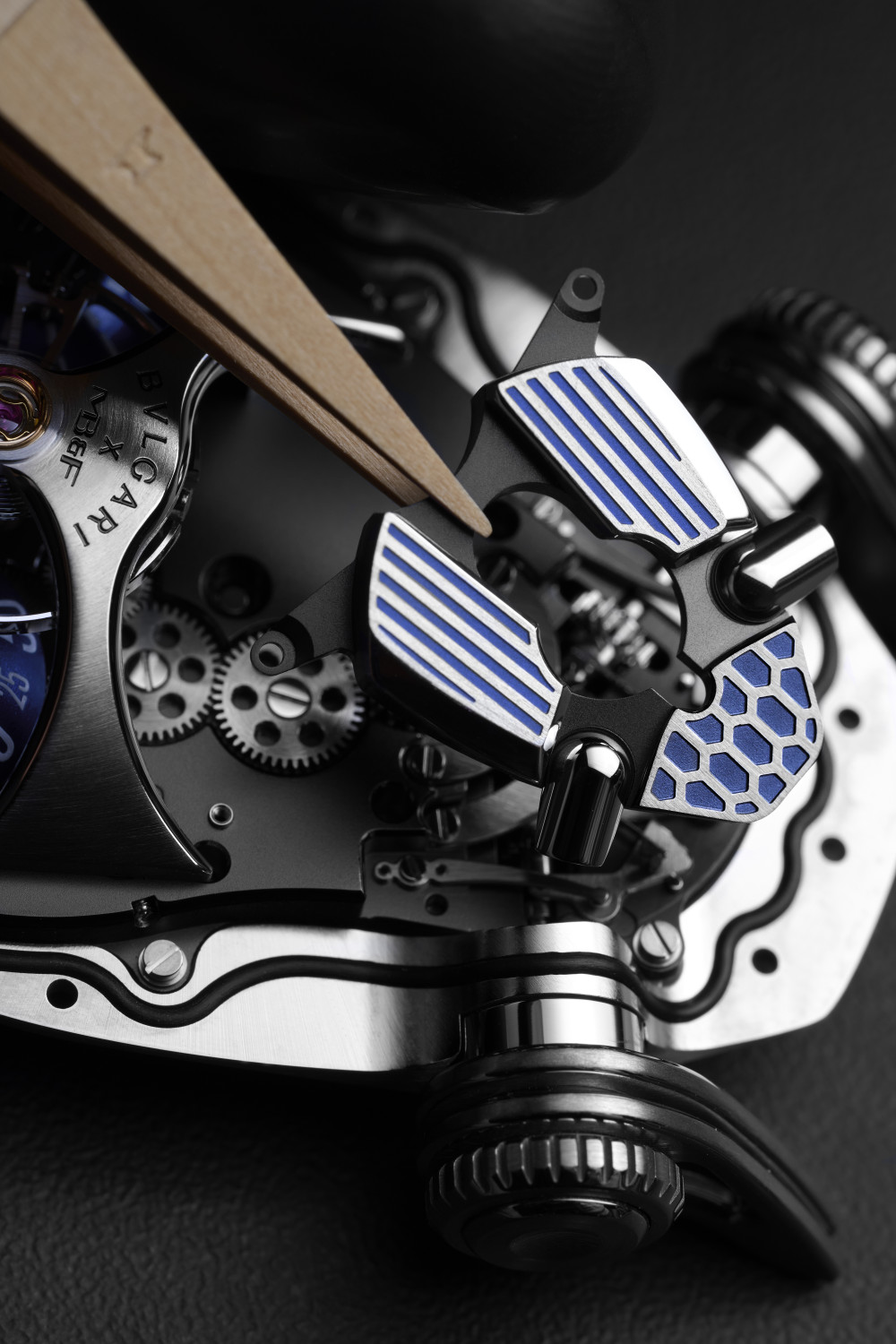 часы Serpenti Bvlgari MB&F