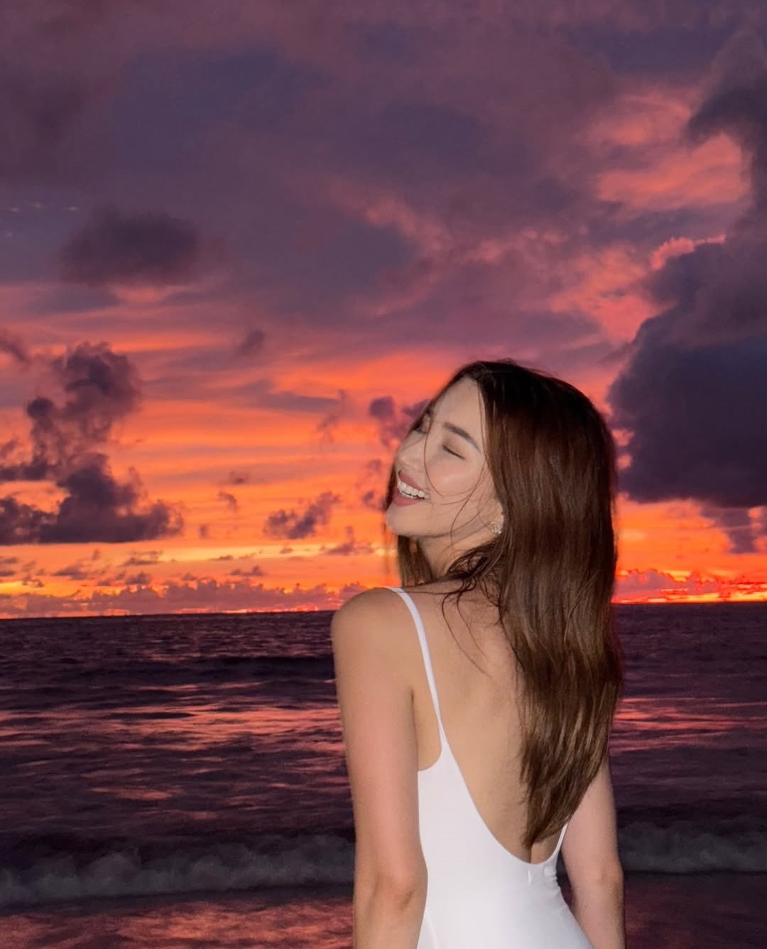 Бес еркек қыздың клиторын жалайды