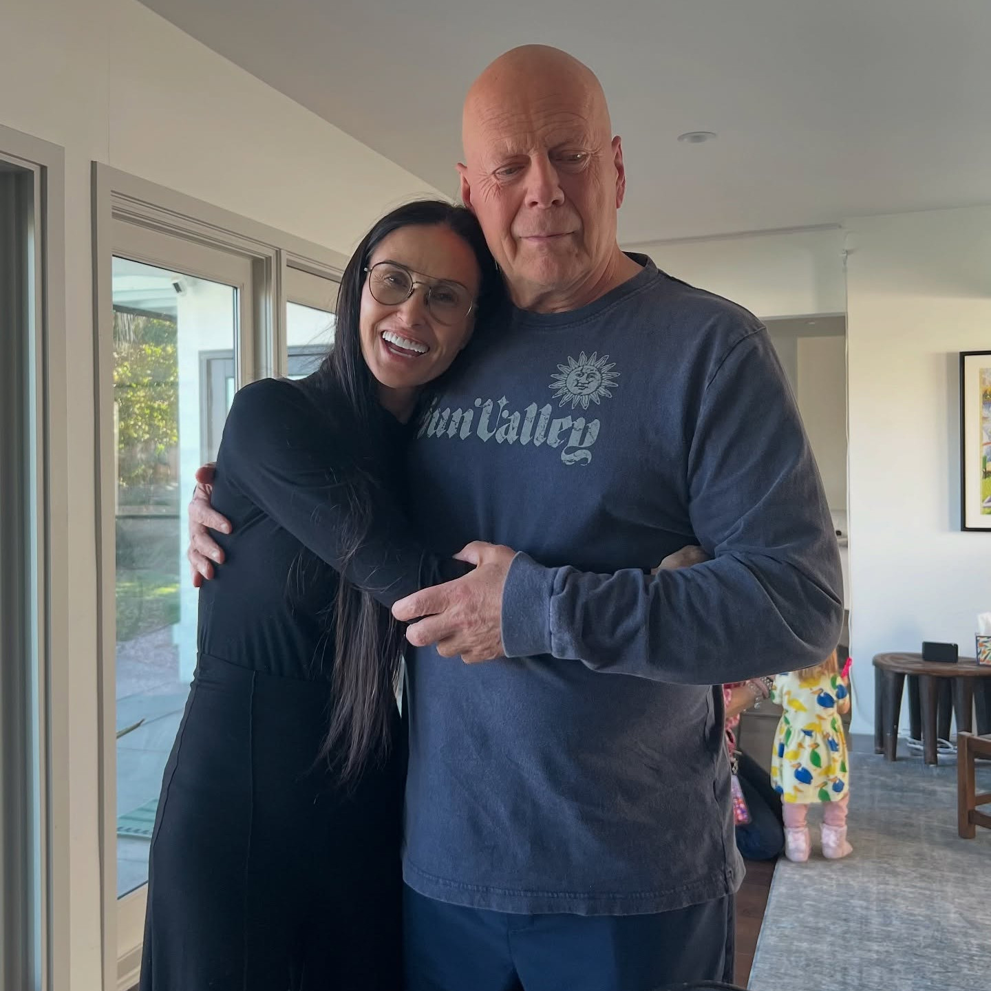 Деми Мур поделилась трогательными снимками в честь 70-летия Брюса Уиллиса