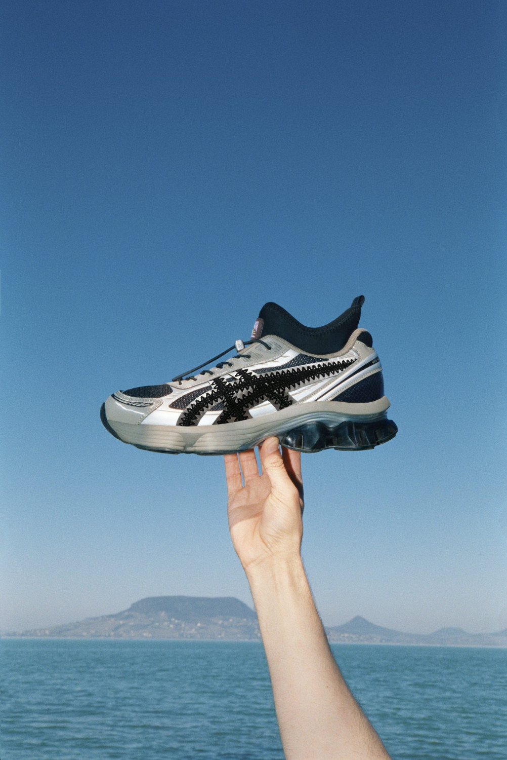 коллаборация Nanushka ASICS 