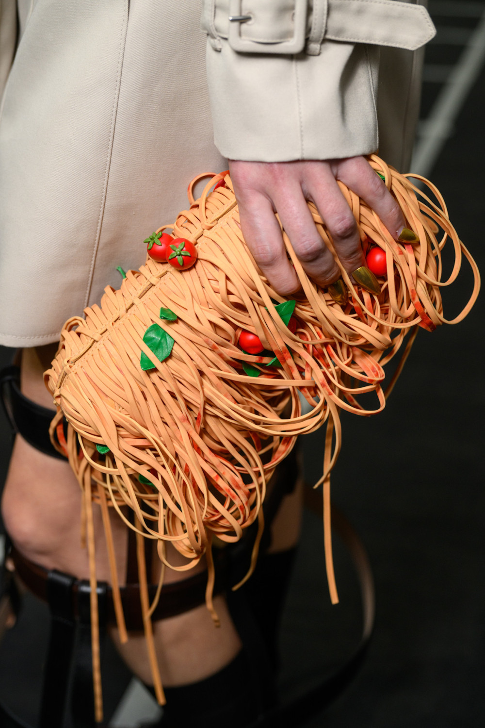 спагетти-клатч Moschino