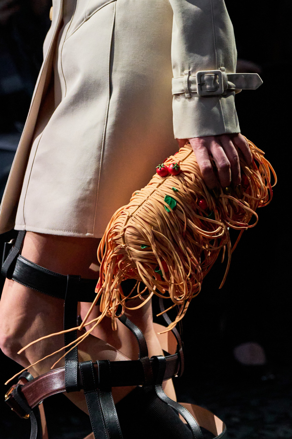 спагетти-клатч Moschino