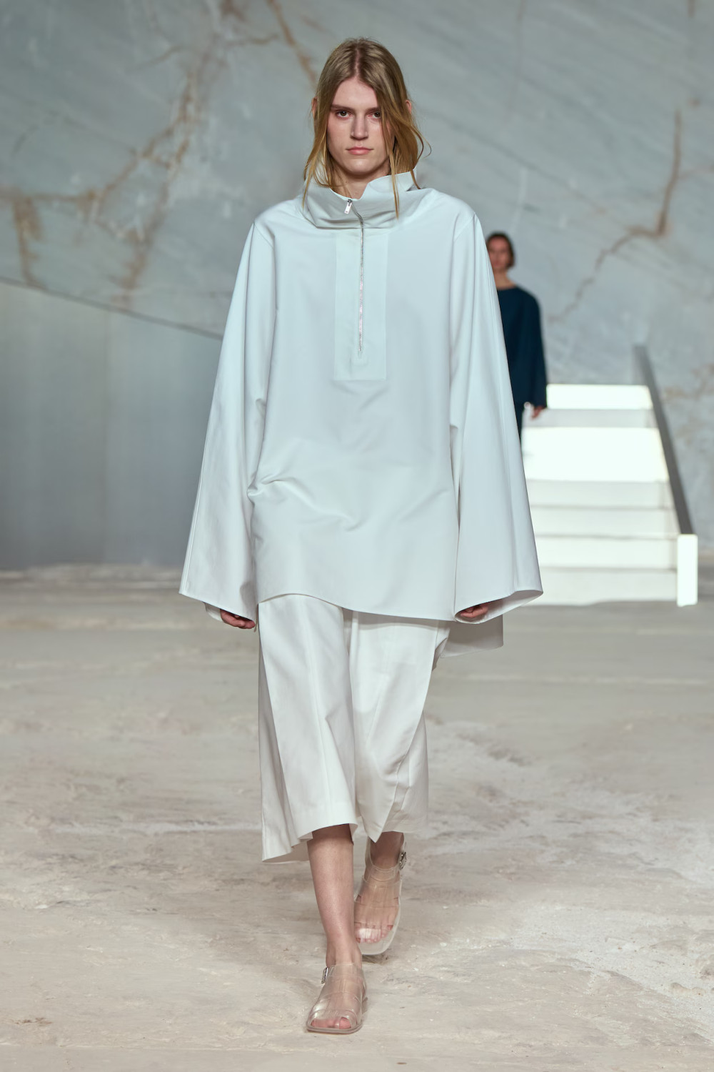 показ COS SS 2025