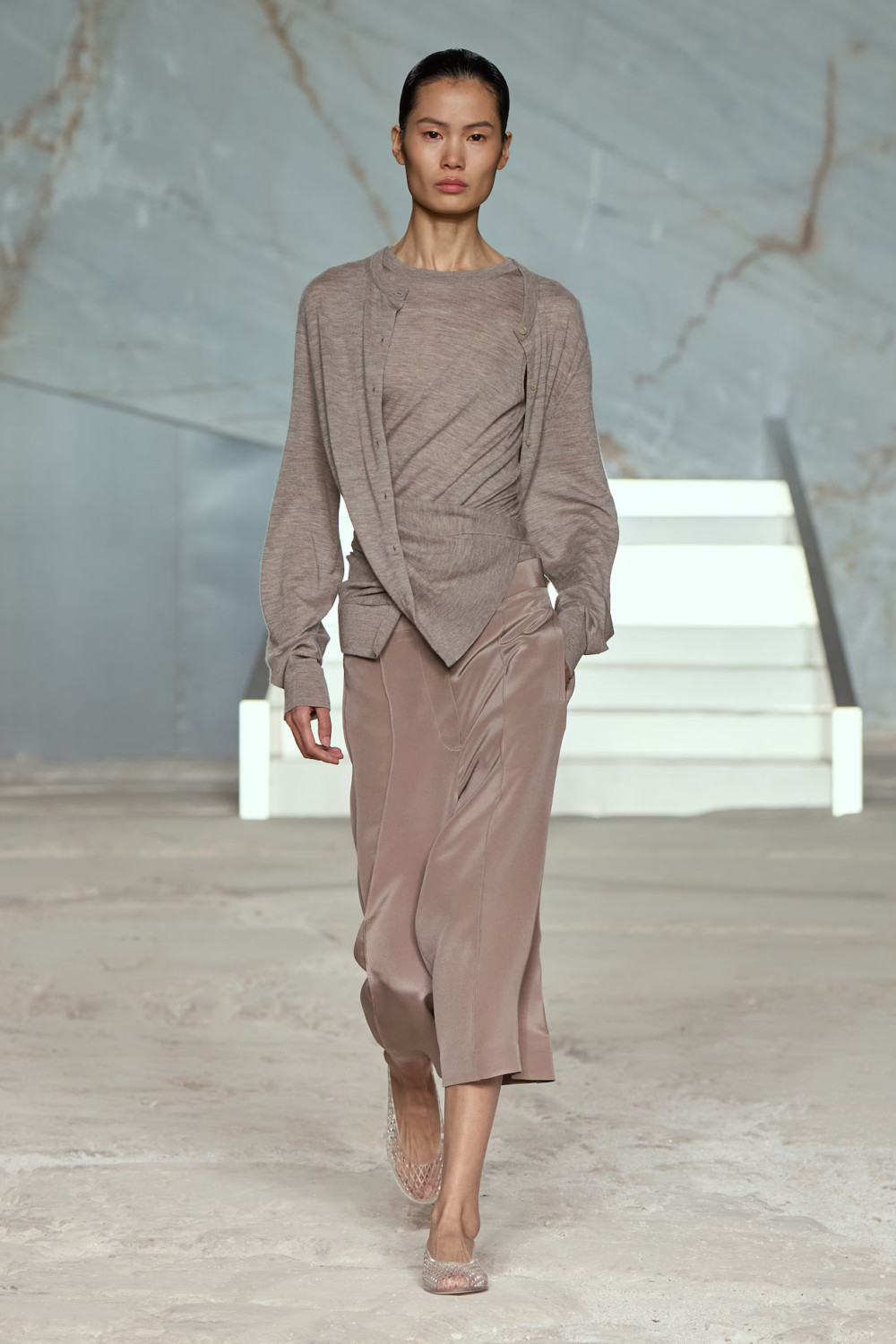 показ COS SS 2025