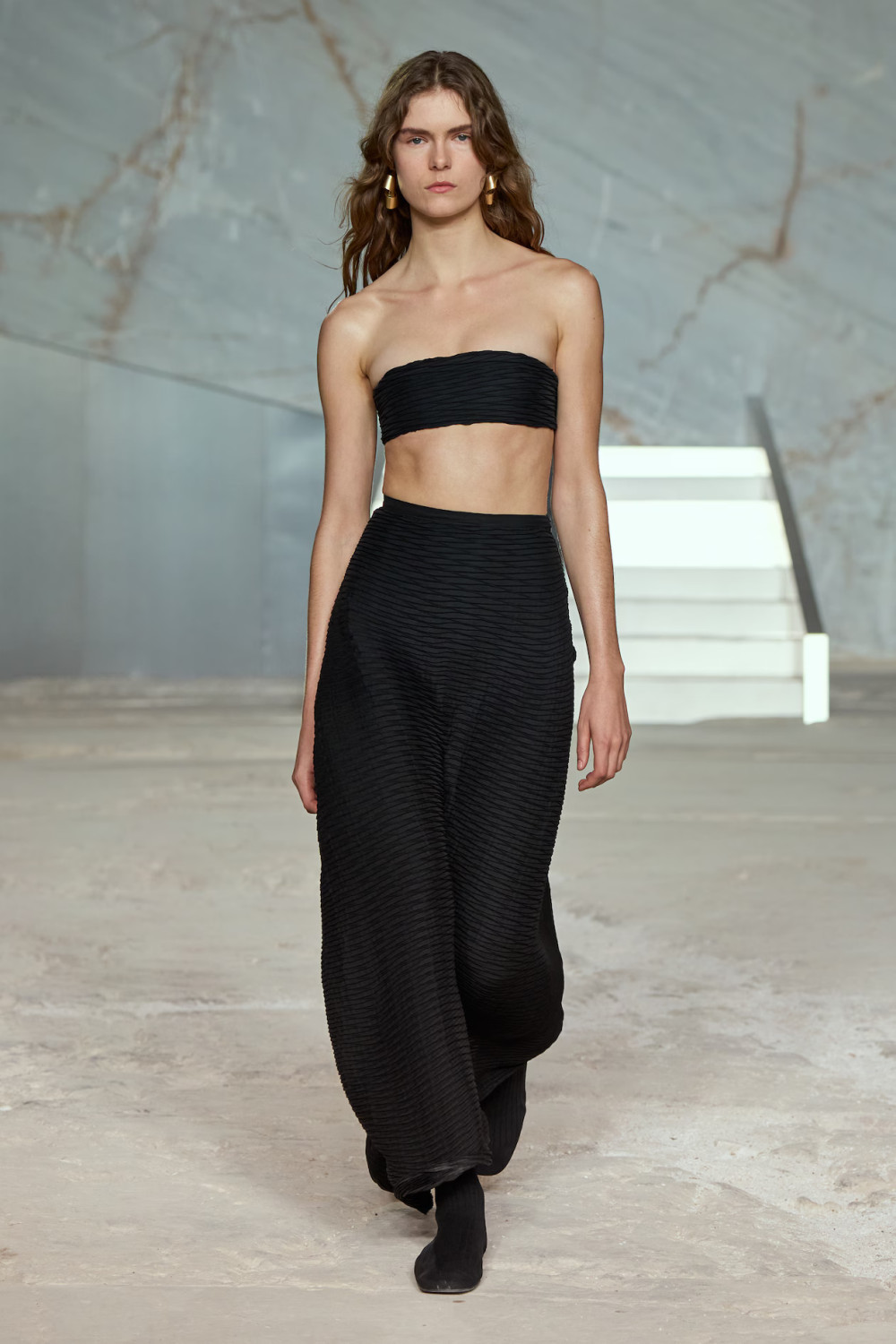 показ COS SS 2025