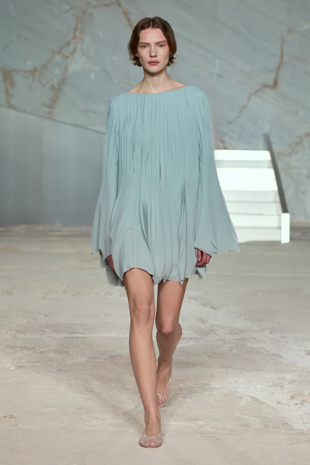 показ COS SS 2025