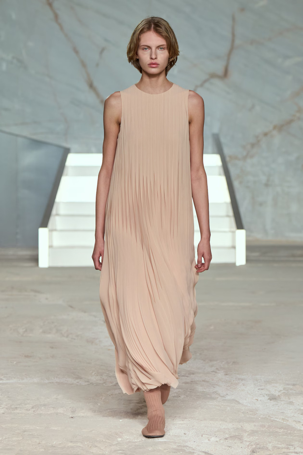 показ COS SS 2025