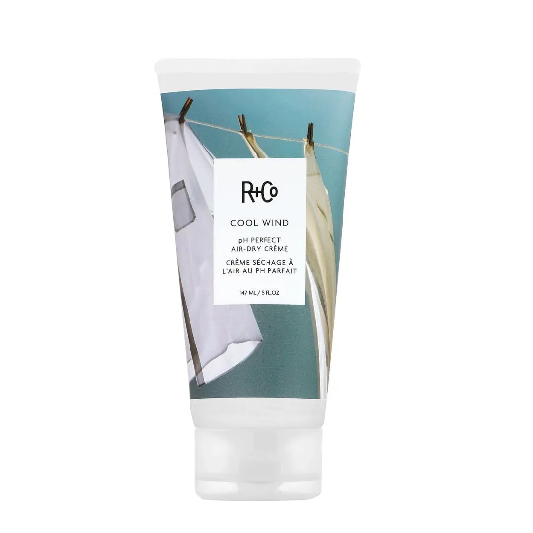 Скажи «пока» выбившимся прядям: 9 действенных средств для непослушных волос