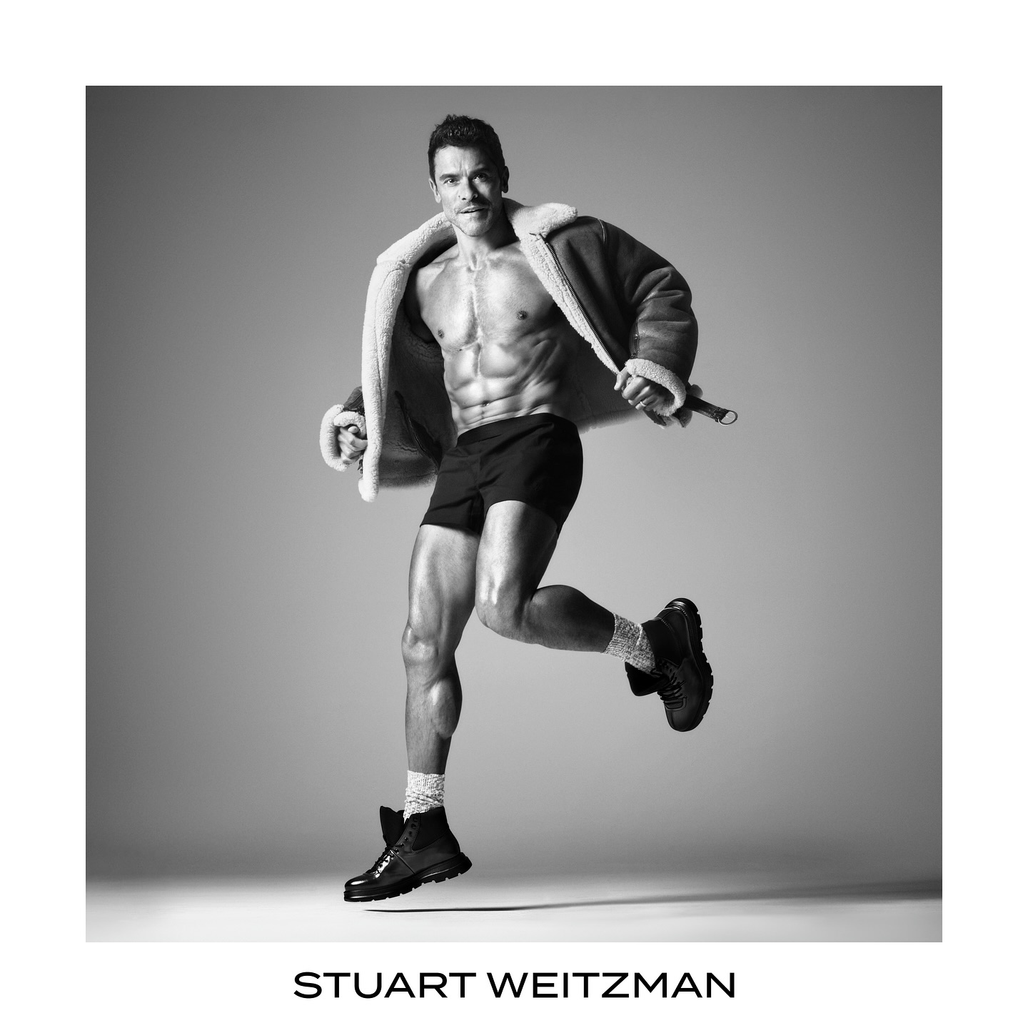 Марк Консуэлос Stuart Weitzman