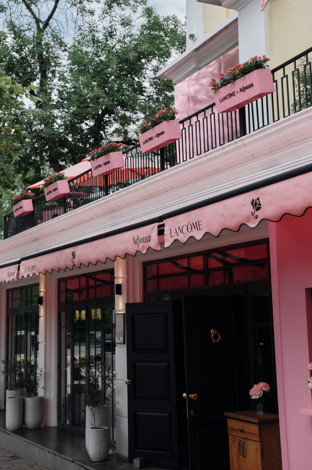 История со вкусом: юбилейная коллаборация Lancôme и «Афиши» в Алматы