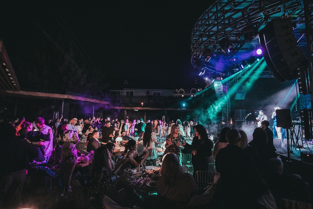 Queen Almaty открыл летний сезон концертом Artik & Asti: как это было