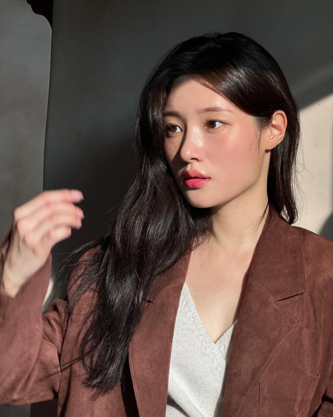 Саусақпен сквирт порно видео Бұталардағы жалаңаш адам