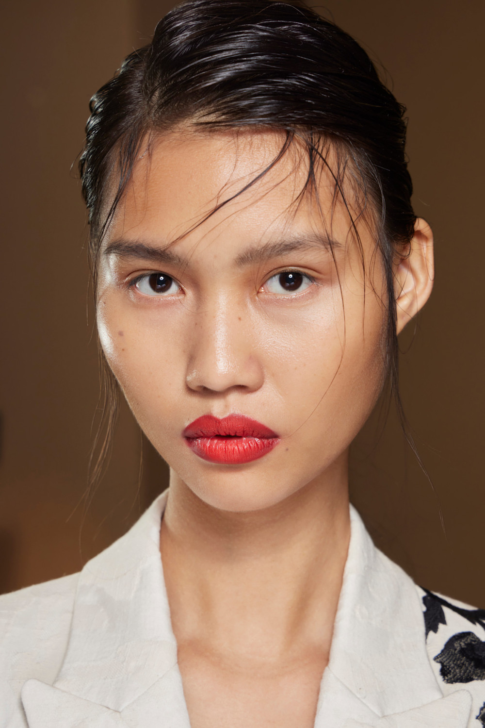 Искусственные веснушки, ягодные губы и другие тренды макияжа этого лета