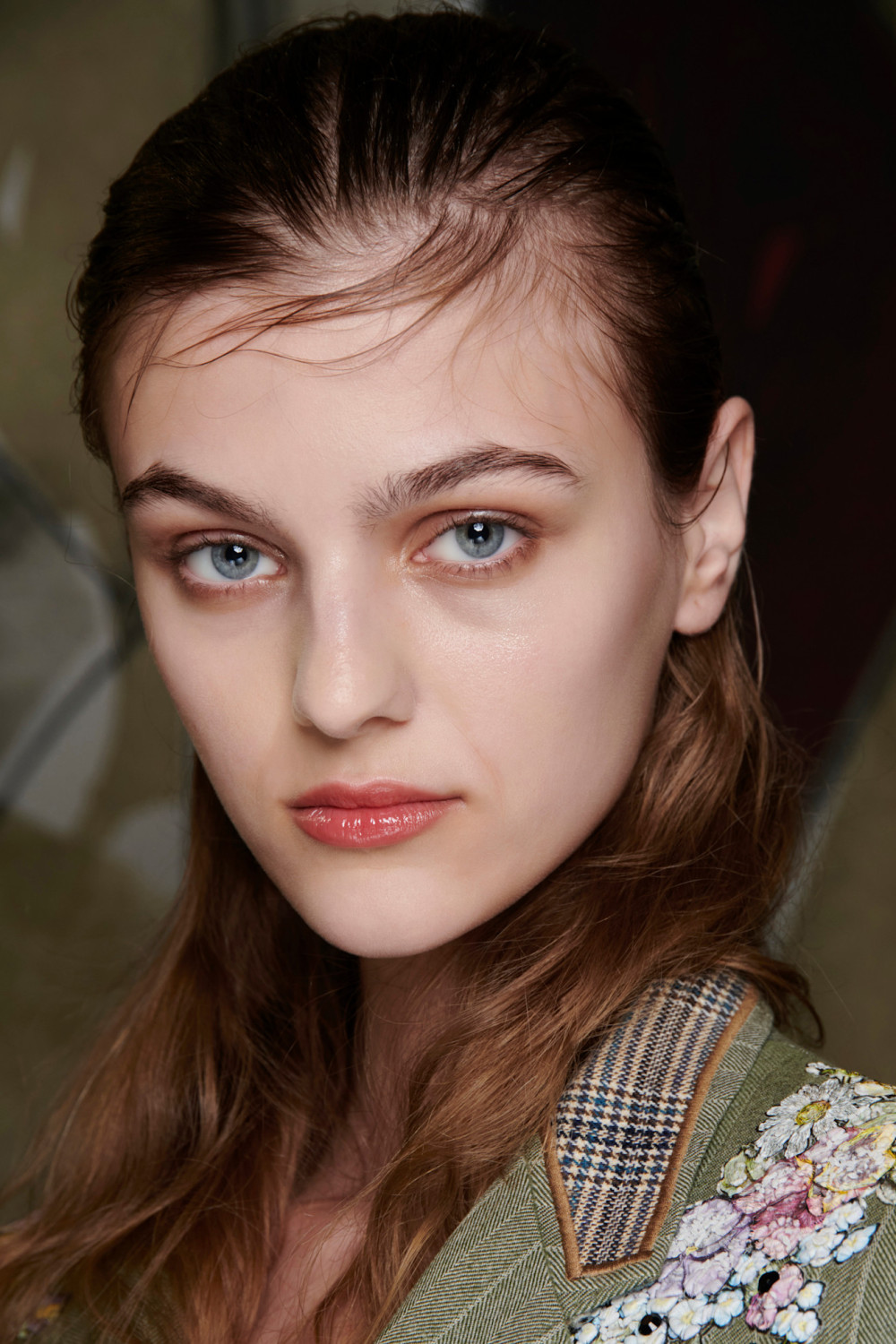 Искусственные веснушки, ягодные губы и другие тренды макияжа этого лета