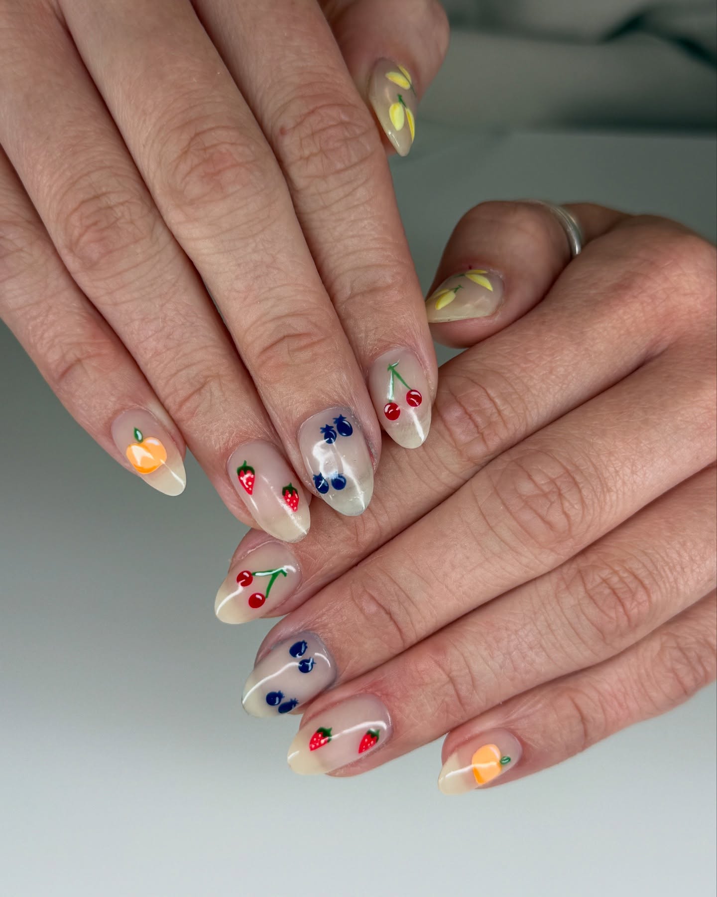 4 фруктовых тренда маникюра, которые стоит попробовать этим летом