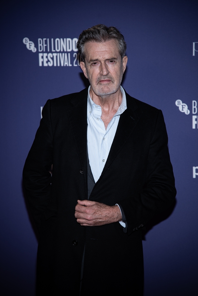 66-летний актер Руперт Эверетт, исполнивший в сериале «Эмили в Париже» роль модельера Джорджо Барбьери,  заявил, что его уволили из проекта.