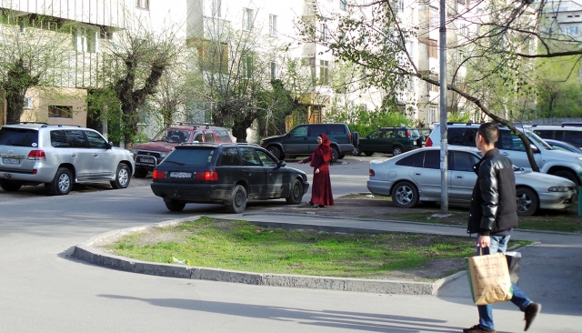 Девушка в хиджабе ищет работу