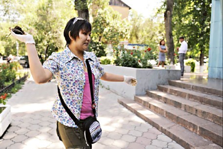 КАКОВО ЭТО — ЗАКИДАТЬ ЗДАНИЕ СУДА НАВОЗОМ