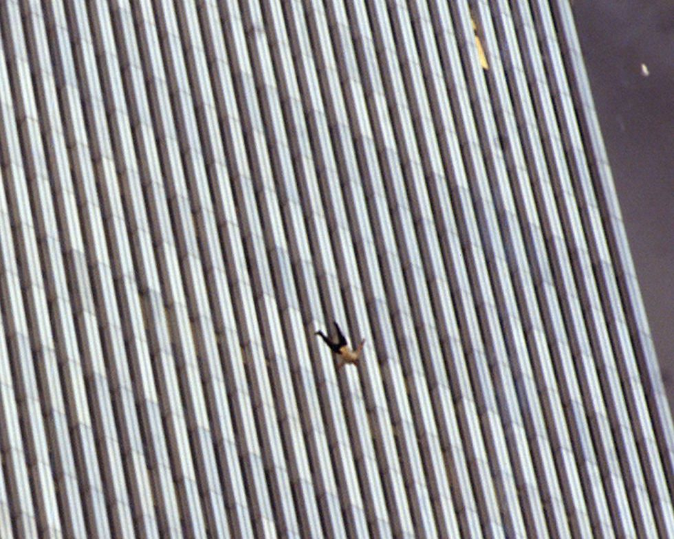 падающий человек 9/11 теракт 11 сентября США башни близнецы Нью-Йорк