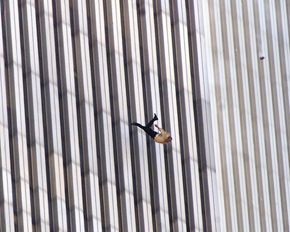 падающий человек 9/11 теракт 11 сентября США башни близнецы Нью-Йорк