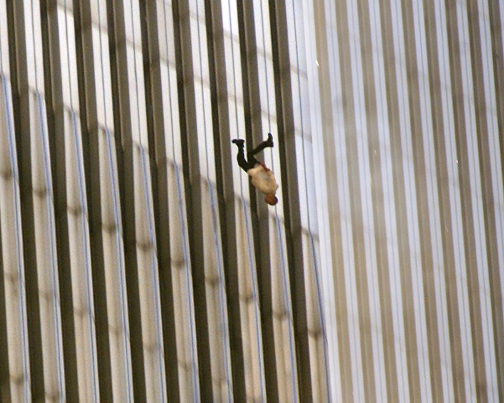 падающий человек 9/11 теракт 11 сентября США башни близнецы Нью-Йорк
