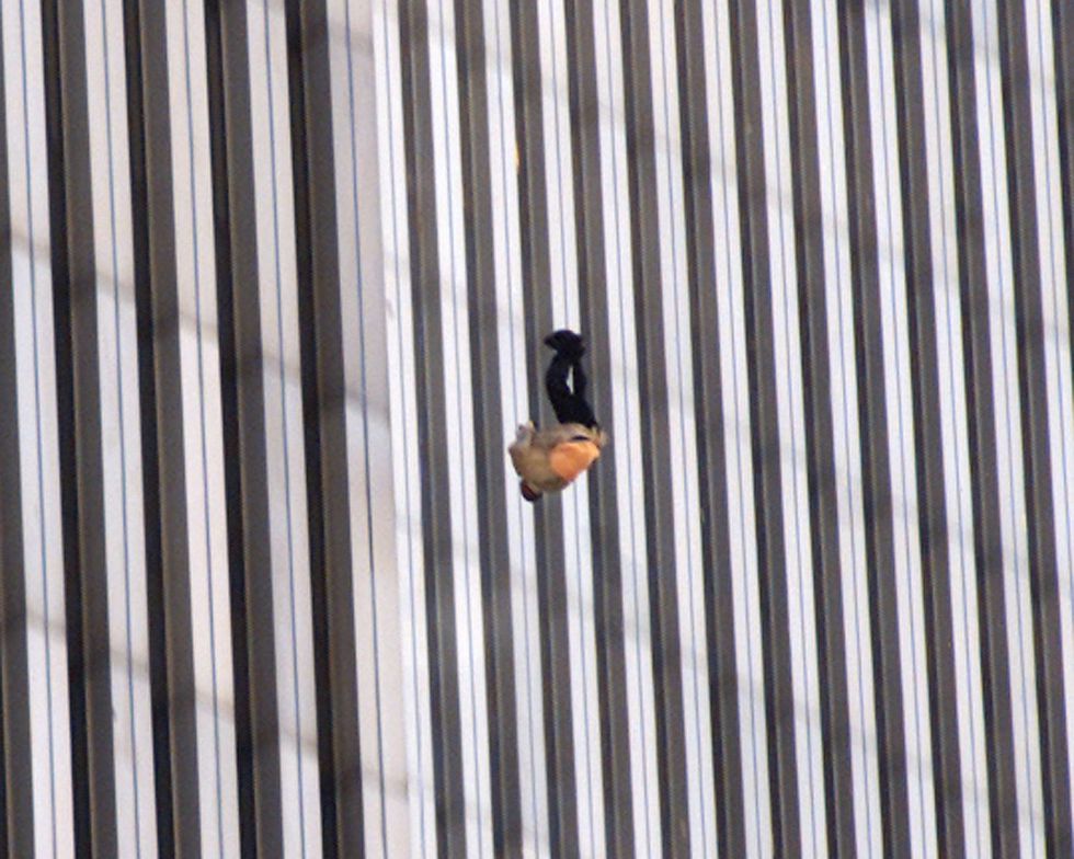 падающий человек 9/11 теракт 11 сентября США башни близнецы Нью-Йорк