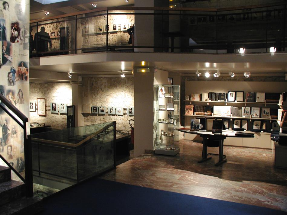 The Musée des Lettres et ManuscritsПоль Элюар, Рене Декарт, Вольтер, Жан-Жак Руссо, Дени Дидро, маркиз де Сад, Иоганн Вольфганг фон Гете, Франсуа-Рене де Шатобриан, Стендаль