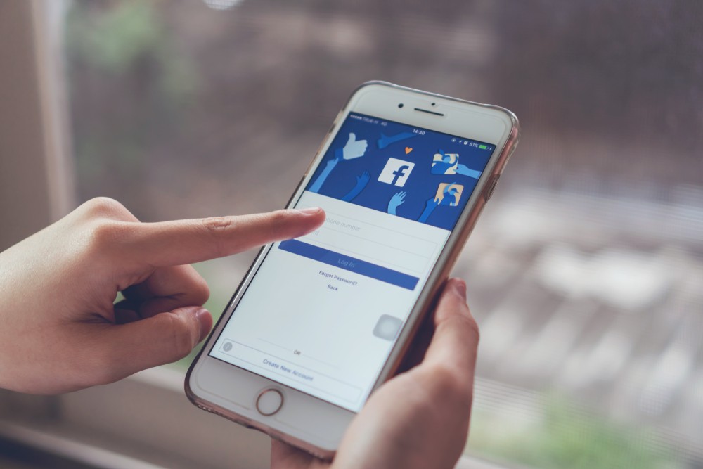 Facebook запретил намеки на секс