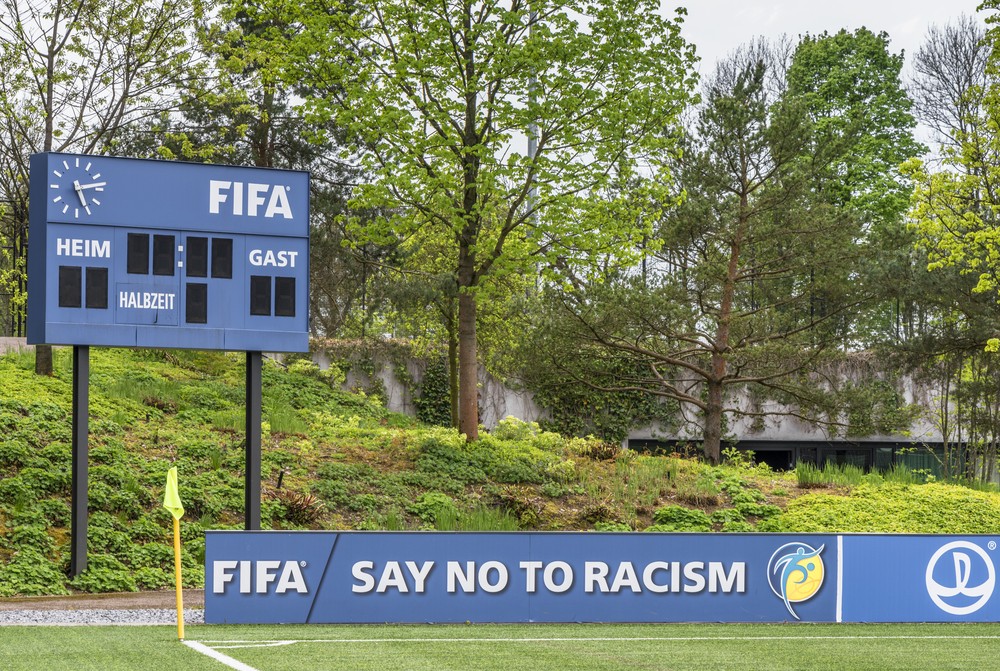 FIFA расизм свод правил судьи футбол игра матч арбитр
