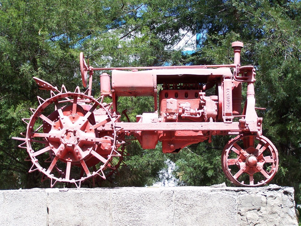 искусство красный цвет история культура Кызыл трактор Казахстан Шымкент течение