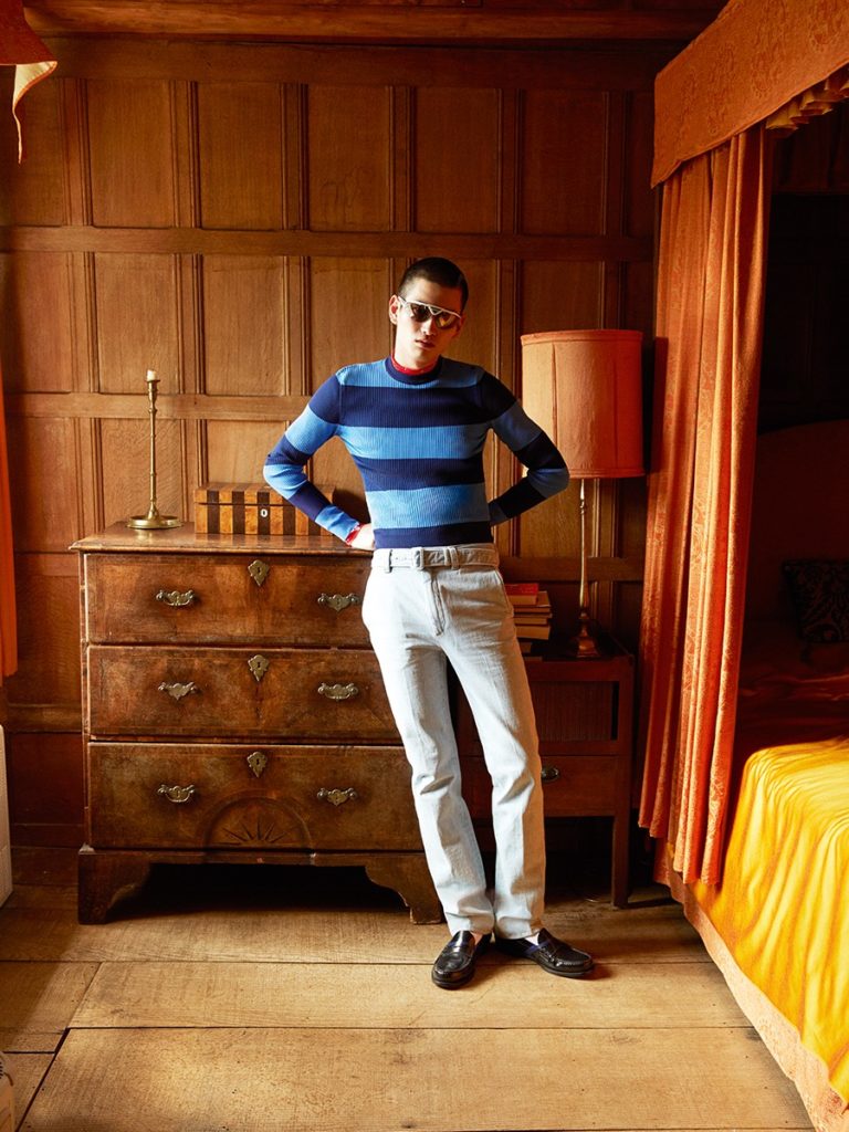 Пуловер водолазка джинсы лоферы носки очки Prada 2019