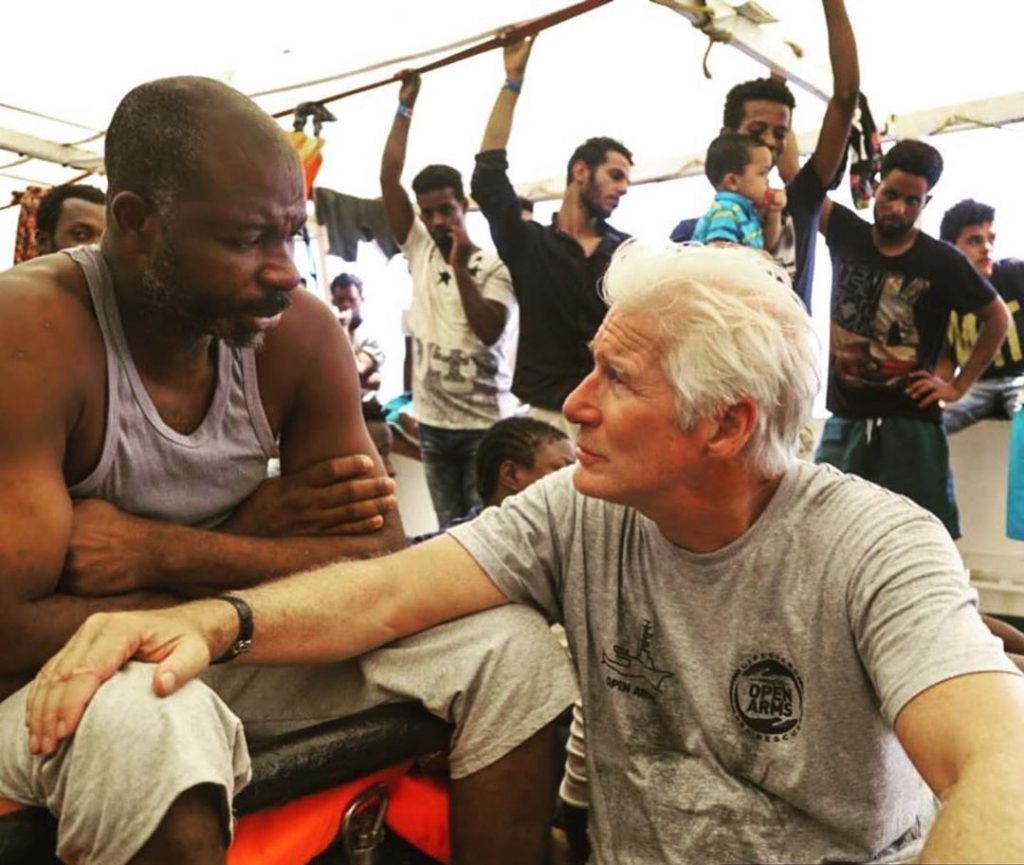 Ричард Гир мигранты