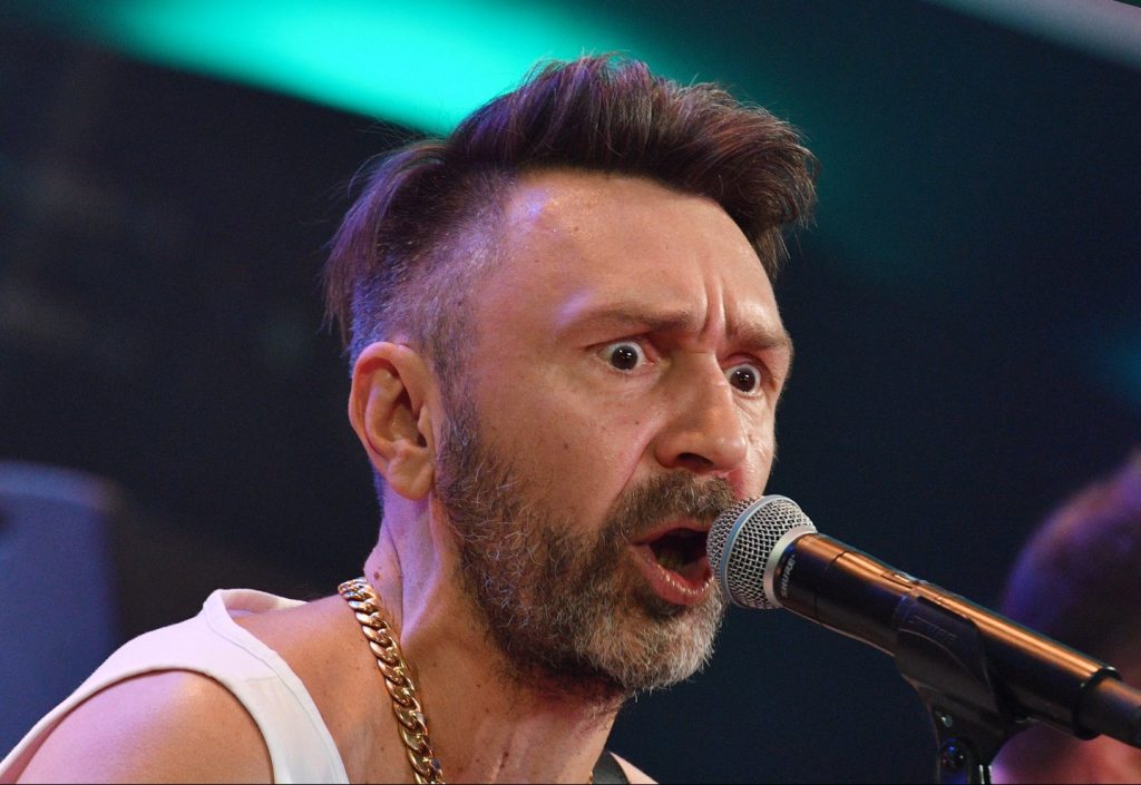 Сергей Шнуров поет