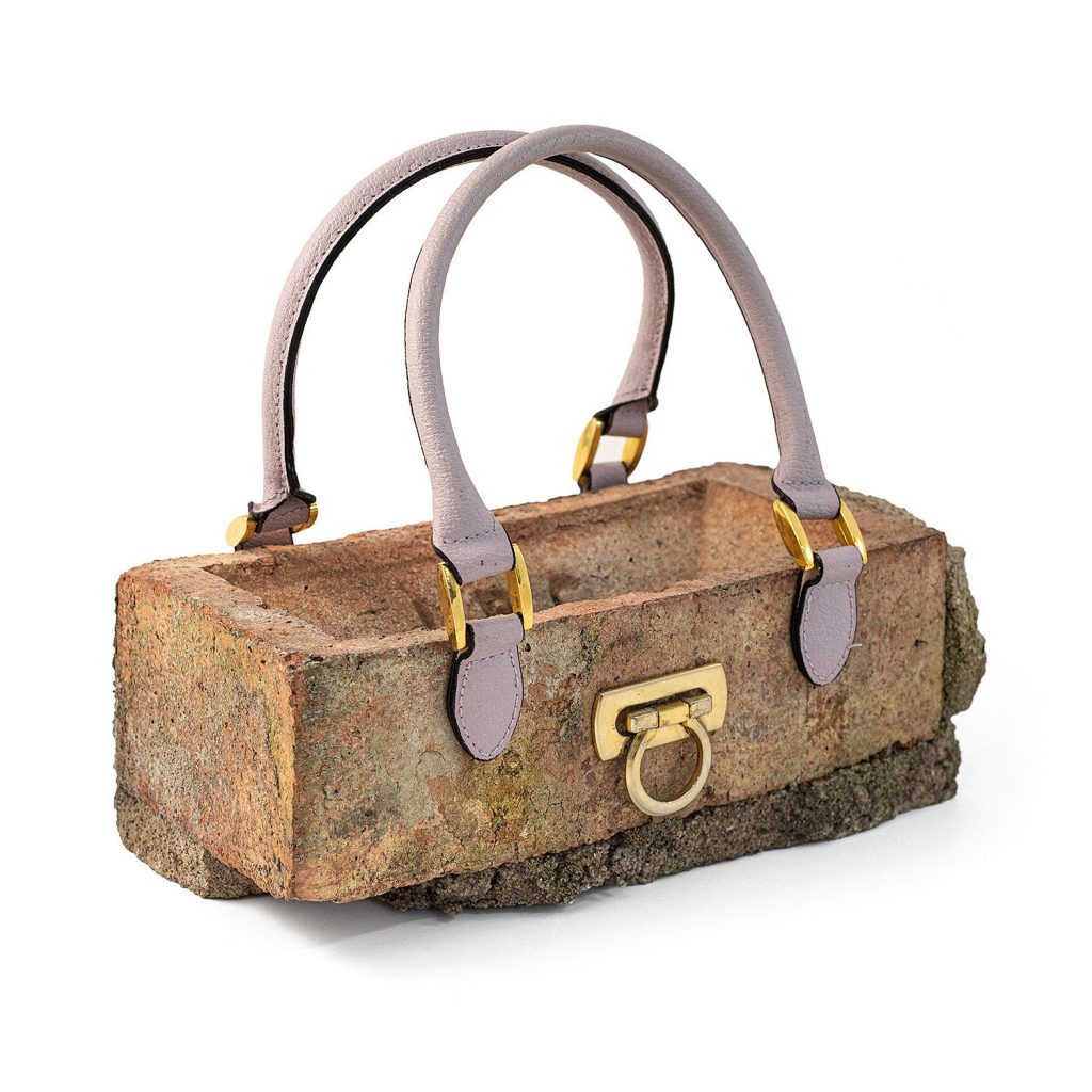 клатч в виде кирпича Бэнкси