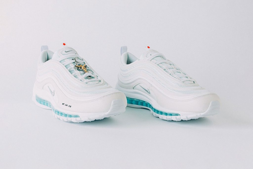 кроссовки со святой водой