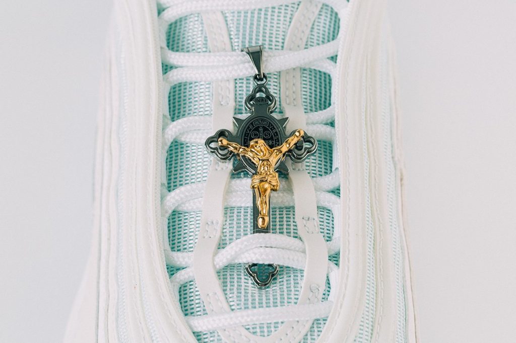 кроссовки со святой водой