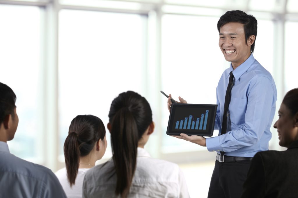 японец на работе довольный