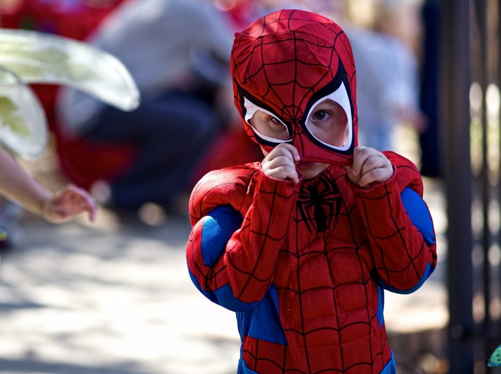 ребенок в костюме человека-паука